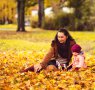 Mama und Baby im Park mit Herbstblätter - Herbst Fotoshooting - Babyfotograf Magdeburg – Familien Fotoshooting